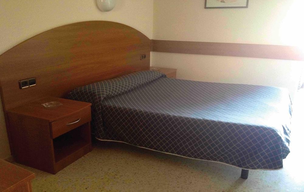 Hostal Solfina Palafolls Buitenkant foto